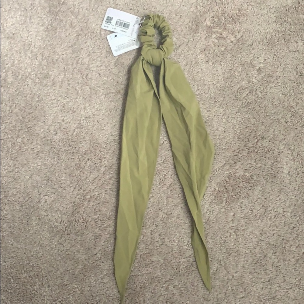 Lululemon - Uplifting Scrunchie